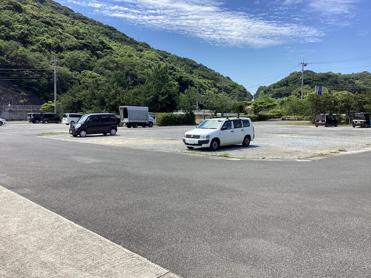 岩谷船溜りの港の駐車場の写真